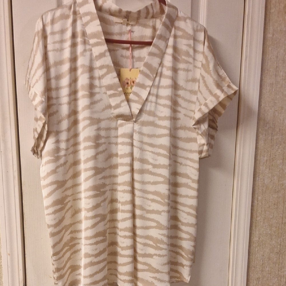 Entro Beige And Cream Patterned Women's Top. Size 1X. NWT. Silk, With Tan Stripe